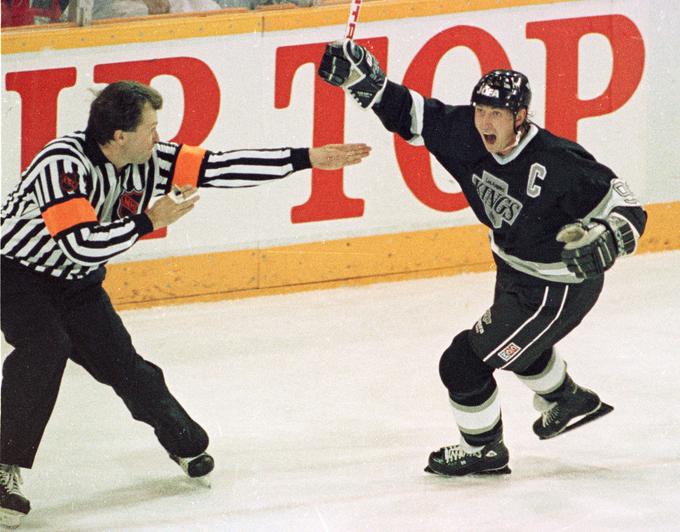 Wayne Gretzky je v dresu moštva LA Kings na večni lestvici najboljših strelcev lige NHL presegel rojaka in vzornika Gordieja Howa. | Foto: Reuters