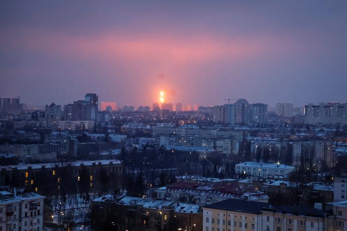 Napad na Kijev | Ukrajinska obramba je nad Kijevom in blizu prestolnice sestrelila približno deset sovražnih raket. | Foto Reuters