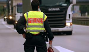 Avstrijec 45 let vozil brez izpita, zdaj so 63-letnika policisti vendarle ustavili