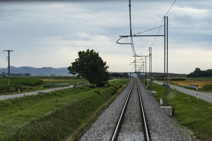 Med postajama Ptuj in Velika Nedelja je najdaljši ravni odsek na slovenskih železnicah, dolg je skoraj 16 kilometrov. | Foto: Ana Kovač
