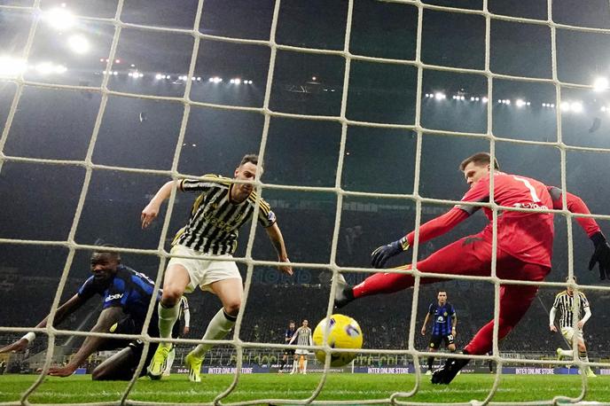 Federico Gatti Juventus | Federico Gatti je želel izbiti žogo, a jo je nesrečo poslal za hrbet svojega vratarja. | Foto Reuters