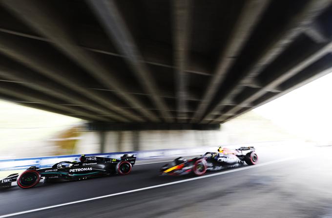 Suzuka je edino dirkališče v F1 v obliki osmice, takole peljejo pod nadvozom. | Foto: Reuters