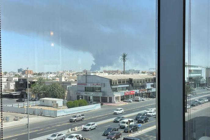 Formule ena Savska Arabija | Pogled iz hotelske sobe na dim, ki je bil posledica zadetega naftnega rezervoarja. | Foto osebni arhiv