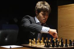 Carlsen izkoristil Anandovo napako in ubranil naslov prvaka