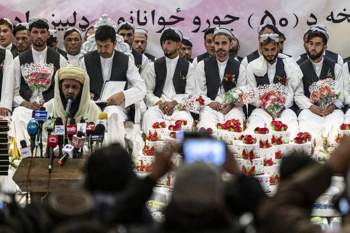 Afganistan, skupne poroke | Fundacija Selab, ki je organizirala dogodek, je vsakemu paru podarila približno 1.450 evrov, kar je v eni najrevnejših držav na svetu ogromen znesek. | Foto Profimedia