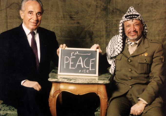 Šimon Peres in Yaser Arafat na slovesnosti ob prejemu Nobelove nagrade za mir.  | Foto: Reuters