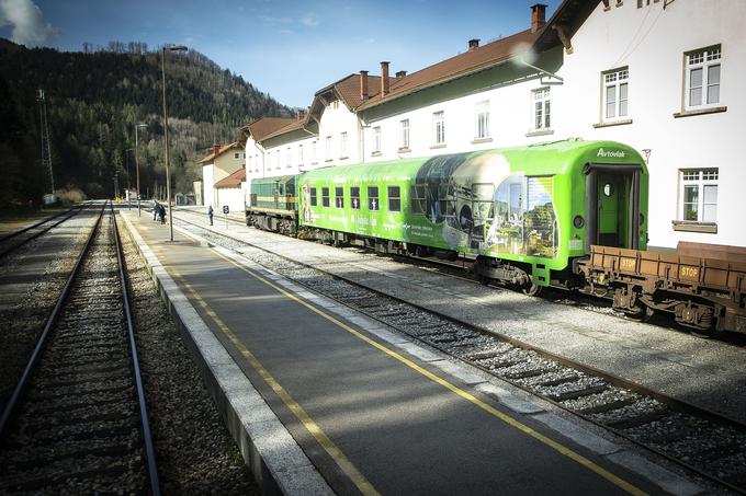 Potniški vagon avtovlaka, ki skozi Bohinjski predor najhitreje povezuje Gorenjsko in Primorsko, je posvečen velikemu slovenskemu graditelju železniških prog Maksu Klodiču, vitezu Sabladoskemu. Imel je zelo pomembno vlogo pri gradnji Bohinjske proge, a tudi belokranjske proge in turske proge (med Beljakom in Salzburgom). Projektiral je tudi progo med Reko in Ogulinom na Hrvaškem, kakor tudi nikoli zgrajeno progo med Kočevjem in Vrbovskim na relaciji Reka–Ogulin ter se je zavzemal za (še vedno nedoseženo) sistemsko rešitev ljubljanskega železniškega vozlišča.  | Foto: Ana Kovač