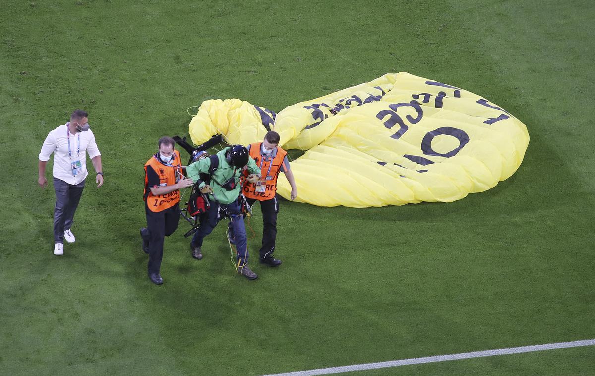 padalo | Peti tekmovalni dan na Euru je zaznamoval tudi aktivist okoljevarstvene organizacije Greenpeace, ki je s preletom stadiona in pristankom na zelenici skušal okrcati enega od glavnih sponzorjev prvenstva. | Foto Guliverimage