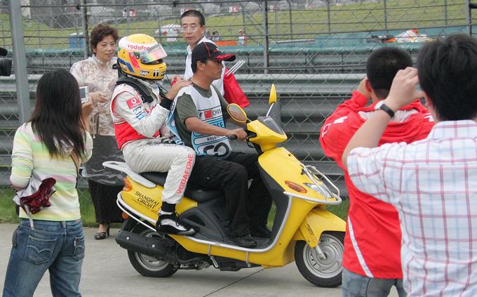 Razočarani Lewis Hamilton, ko je v Šanghaju leta 2007 zapravil zmago in tudi naslov svetovnega prvaka. | Foto: Guliverimage