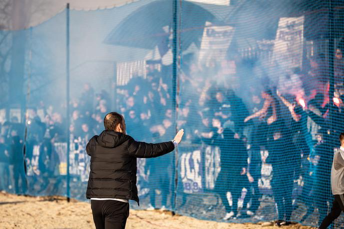 Mura Maribor | Incident na nedeljski tekmi je zakuhal nekdo izmed privržencev Maribora, ki je s sektorja, kjer so bili gostujoči navijači, odvrgel pirotehnično sredstvo.  | Foto Jure Banfi/alesfevzer.com
