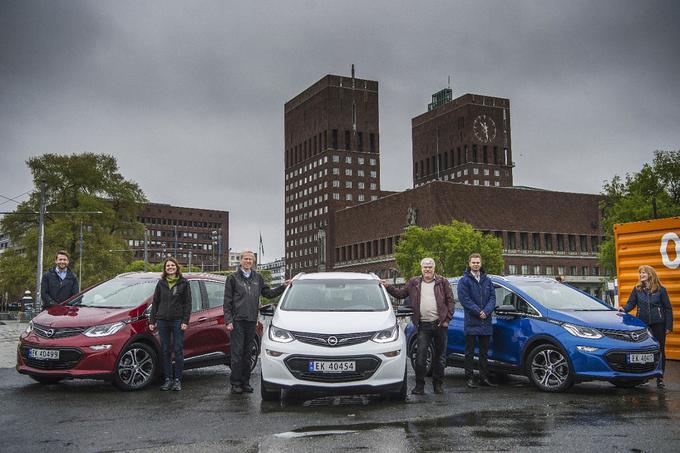 Pred tedni so prvi izmed več tisoč Norvežanov, ki so vplačali rezervacijo, dobilo električno opel ampero-e. | Foto: Opel