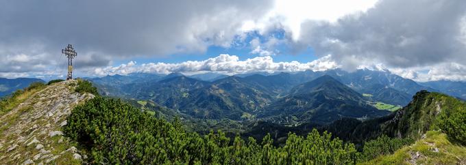 Razgled z vrha. Desno so Jezersko in Kamniško-Savinjske Alpe. | Foto: Matej Podgoršek