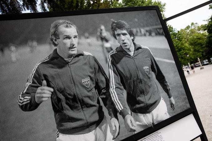 Velika prijatelja, soigralca in zvezdnika jugoslovanskega nogometa. Branko Oblak in Danilo Popivoda sta navduševala v dresu Olimpije in jugoslovanske reprezentance. Premikala sta meje slovenskega nogometa, skupaj nastopila na svetovnem prvenstvu v ZRN (1974), kjer se je Oblak, takratni zvezdnik splitskega Hajduka, izkazal z zadetkom in bil pozneje izbran v najboljšo enajsterico tekmovanj, ter evropskem prvenstvu v Jugoslaviji (1976), kjer se je modrim izmuznil vrhunski podvig po dramatičnem porazu z Zahodnimi Nemci v polfinalu. Na tem zaključnem turnirju se je med strelce vpisal Popivoda. Na fotografija sta združila moči na dvoboju med Jugoslavijo in Švedsko, odigranem leta 1975 v Zagrebu. Oblak je bil strelec, nosil je tudi kapetanski trak! Pozneje je bil izbran za najboljšega slovenskega nogometaša zadnjih 50 let, oba pa sta se po Olimpiji dokazovala ravno na nemških tleh. Oblak je sprva blestel pri Schalkeju, Popivoda pri Eintrachtu iz Braunschweiga, nato pa je nekdanji slovenski selektor leta 1980 kronal izjemno kariero še z naslovom nemškega prvaka, ko je bil najboljši s slovitim Bayernom iz Münchna. | Foto: Vid Ponikvar