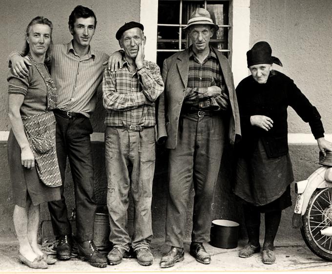 Tom s sorodniki ob prvem obisku leta 1971 v mamini domači vasi Smrje | Foto: Osebni arhiv