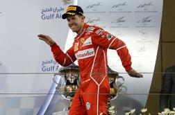V Bahrajnu Vettel pred srebrnima puščicama #foto #video