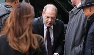Izrek kazni Weinsteinu preložen zaradi zahteve po novem sojenju