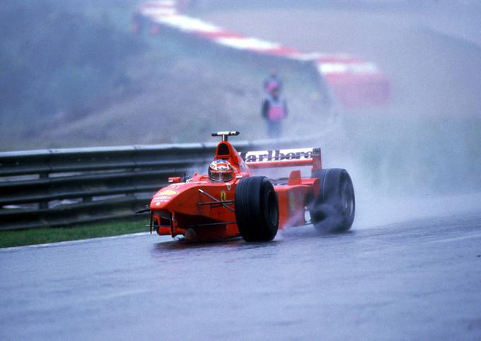 Michael Schumacher je z uničenim sprednjim krilcem in nosom dirkalnika po 25 krogih odstopil. | Foto: Guliverimage