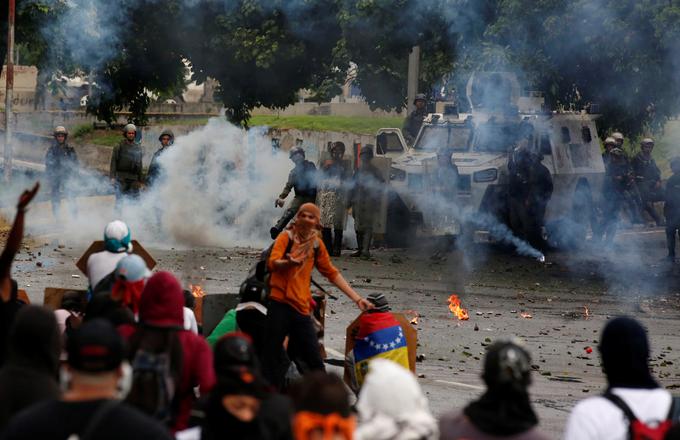 Venezuela se od Chavezovega prihoda na oblast sooča s številnimi protesti. Ti so se v zadnjih letih zaostrili in postali bolj nasilni ter terjajo številne žrtve. Chavistična oblast na proteste odgovarja z nasiljem in zapiranjem opozicijskih politikov. | Foto: Reuters
