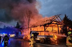 Obsežen požar pri Kranju, osebo odpeljali reševalci