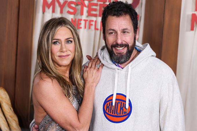 Jennifer Aniston je leta 2023 zaslužila 28,35 milijona evrov manj kot njen igralski kolega Adam Sandler. V filmu Murder Mystery sta nastopila kot zakonca Spitz in imela enakovredni vlogi. | Foto: Guliverimage