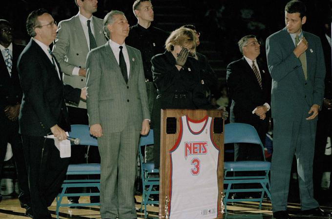 Družina Dražena Petrovića ob upokojitvi legendarnega dresa New Jersey Nets s številko 3, ki jo je nosil izjemni Hrvat. | Foto: AP / Guliverimage