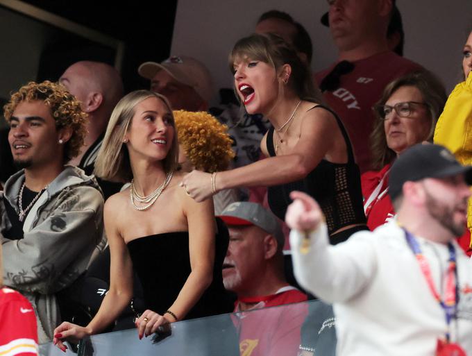 Taylor Swift se je celotno tekmo nervozno prestopala in glasno navijala za Kansas City Chiefse. | Foto: Reuters