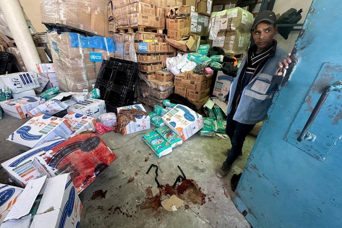 UNRWA | "Najmanj en uslužbenec UNRWA je bil ubit, še 22 pa jih je bilo ranjenih, potem ko so izraelske sile zadele center za razdeljevanje hrane v vzhodnem delu Rafe," je kasneje sporočila agencija ZN. | Foto Reuters