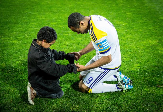 Molitev s sinom v zahvalo bogu po pokalnem naslovu, ki so si ga Mariborčani priigrali leta 2016 v Kopru. | Foto: Vid Ponikvar