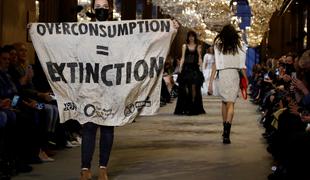 Protestnica vdrla na modno brv pariškega tedna mode #video