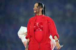 Rihanna priredila spektakel in razkrila, da je spet noseča