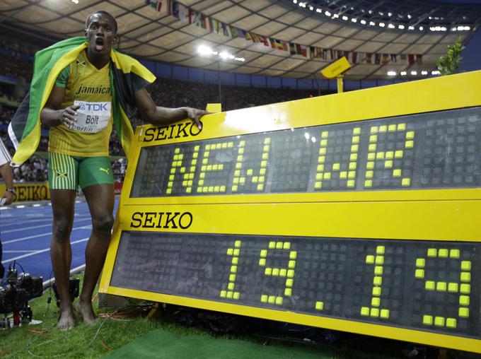 Nekaj dni za tem je poziral še ob svetovnem rekordu v šprintu na 200 metrov. | Foto: Reuters