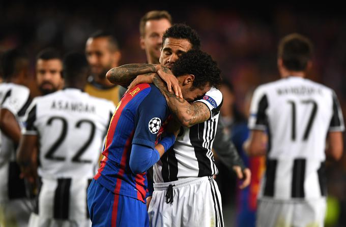 Dani Alves je po tekmi tolažil rojaka Neymarja, najboljšega brazilskega nogometaša, ki je z Barcelono izpadel iz lige prvakov. | Foto: Guliverimage/Getty Images