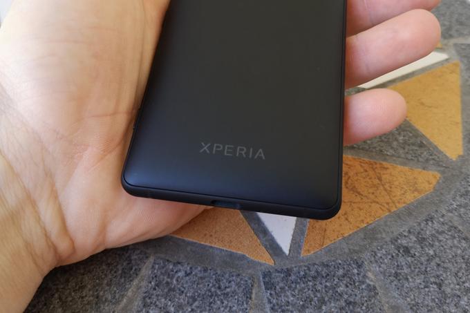 Sony Xperia XZ2 Compact je pravzaprav eden najcenejših pametnih telefonov na slovenskem trgu, ki ponuja takšno zmogljivost. | Foto: Matic Tomšič