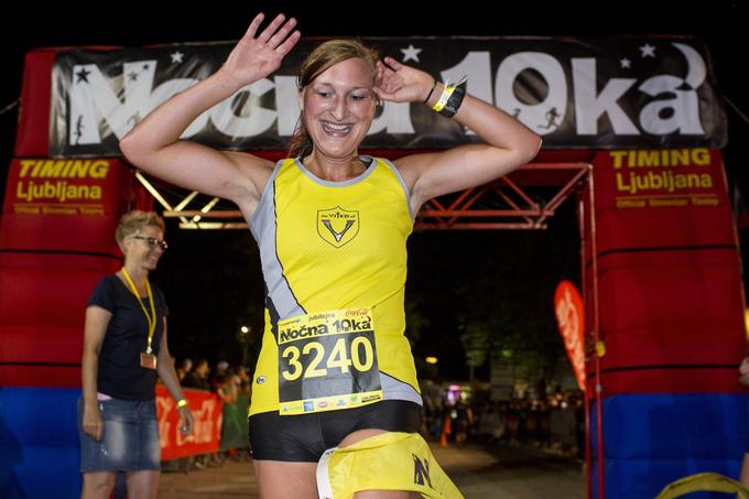 Diana Volčjak je med bosonogimi tekačicami pometla s konkurenco. Deset kilometrov je pretekla v času 44 minut in 15 sekund. | Foto: 