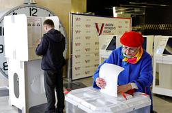Eksplozije na volitvah v Rusiji: na volišča mečejo molotovke, zažigajo kabine in glasovnice