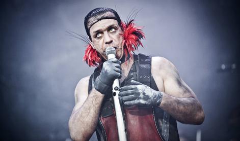 Pevec skupine Rammstein zanika obtožbe o spolnih napadih