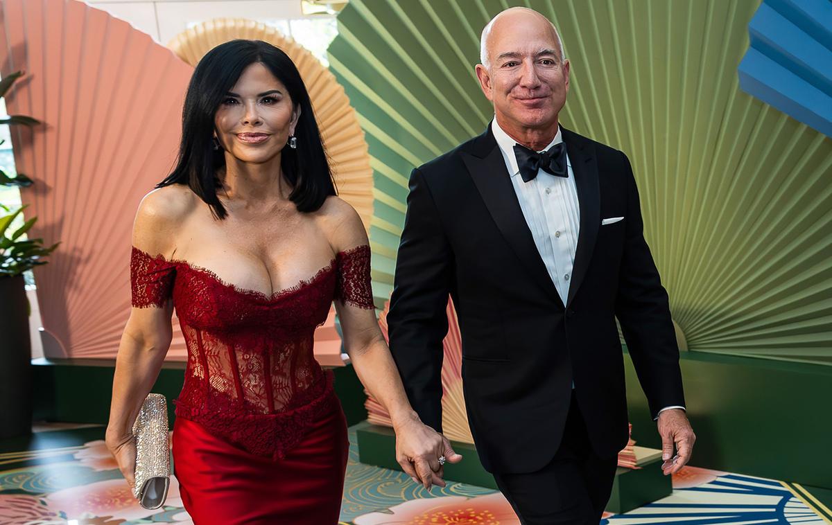 Jeff Bezos, Lauren Sanchez | Lauren Sanchez, ki je z drznim izborom obleke vabila številne poglede, v družbi zaročenca in ustanovitelja Amazona Jeffa Bezosa. | Foto Profimedia