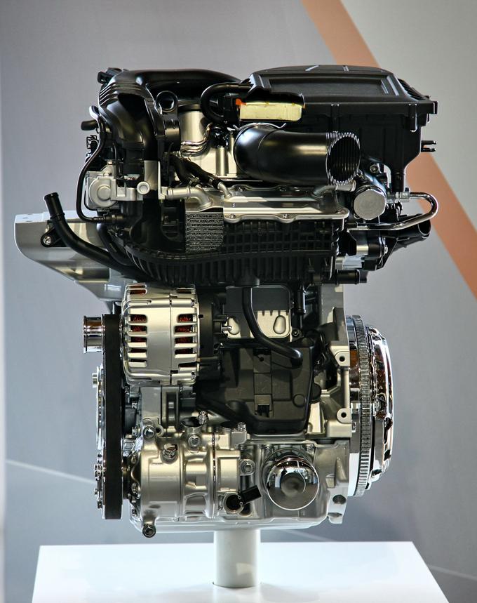 Motor 1.0 TSI: aluminijasti blok in bati, kovane ojnice, za 50 (sesalna) oziroma 40 (izpušna) stopinj relativnega zasuka odmičnih gredi in 1,6 bara nadtlaka zraka pri izstopu iz (turbo)puhala. | Foto: Vinko Kernc