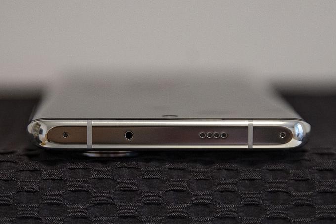 Na zgornji strani pametnega telefona Huawei P50 Pro je, enako kot na spodnji, zvočnik.  | Foto: Ana Kovač