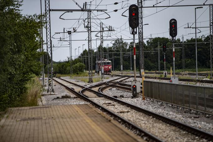 Meja z Madžarsko je le nekaj korakov naprej od zadnje kretnice na severnem koncu postaje Hodoš. | Foto: Ana Kovač