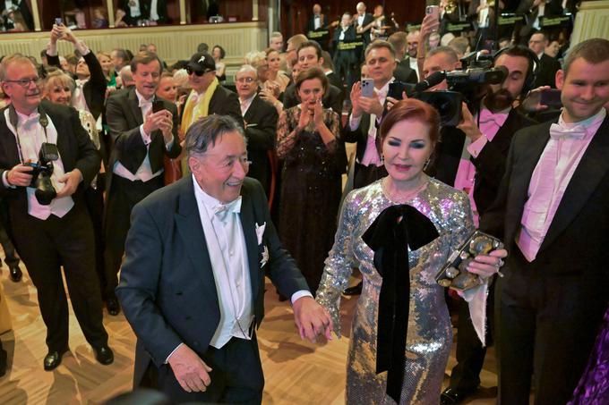 Richard Lugner je na letošnji operni ples pripeljal nekdanjo ženo Elvisa Presleyja. | Foto: Reuters