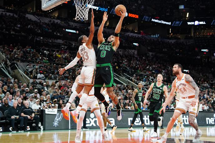 Jayson Tatum Boston Celtics San Antonio Spurs | Jayson Tatum je dal 26 točk, še pet njegovih soigralcev je bilo dvomestnih. | Foto Reuters