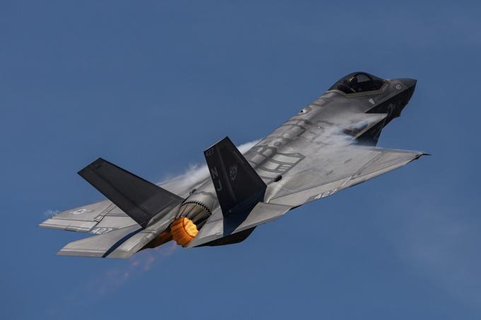 Razvoj za radarje bolj ali manj nevidnega superlovca F-35 Lightning II velja za eno najbolj kontroverznih poglavij v zgodovini ameriških oboroženih sil. Gre za najdražji razvojni in proizvodni vojaški projekt vseh časov z ocenjeno vrednostjo blizu poldrugega bilijona, torej blizu 1.500 milijard ameriških dolarjev. Razvoj so zaradi tehničnih in birokratskih ovir zaznamovali številni zamiki in zamude, saj je prvi prototip poletel že davnega leta 2006, prvi F-35, ki je veljal za pripravljenega na zračne boje, pa šele deset let pozneje.  | Foto: AP / Guliverimage