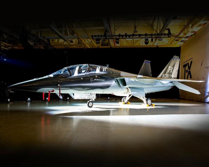 Boeing in Saab sta za zdaj izdelala dva serijska primerka tega novega letala, ki bosta namenjena prikazovanju zmogljivosti inštruktorjem ameriških letalskih sil (U.S. Air Force) in uradnikom obrambnega ministrstva ZDA. Boeing poudarja, da so letalo razvili povsem na novo, glede na zahteve in doktrine sodobnega zračnega bojevanja, in da je T-X povsem prilagojen zahtevam sodobnega usposabljanja pilotov ameriškega vojnega letalstva. Novo trenažno letalo bodo verjetno kmalu lahko naročile tudi države zaveznice ZDA. | Foto: Boeing