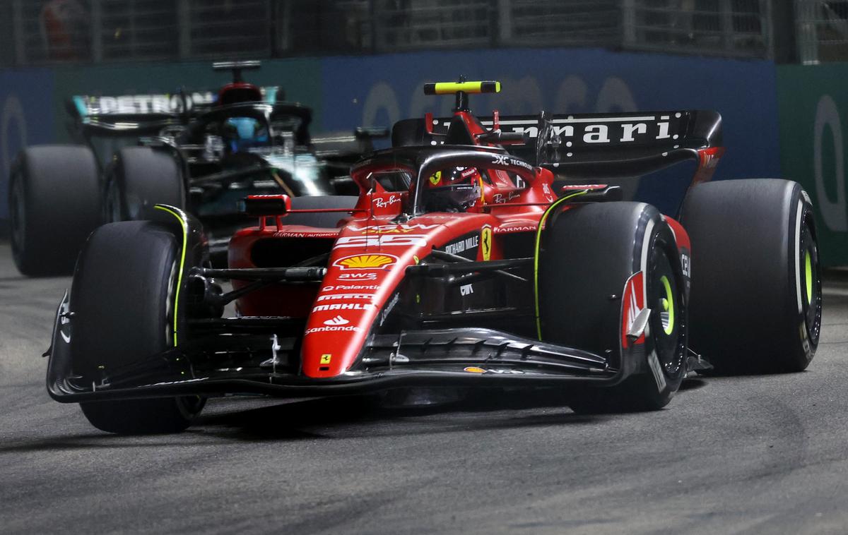 Singapur Carlos Sainz Ferrari | Po štartu sta ferrarija v prvi zavoj zapeljala na prvih dveh mestih. | Foto Reuters