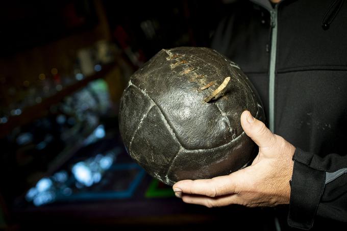 Najstarejša nogometna žoga v Sloveniji iz leta 1935, najdena na podstrešju stare hiše v Gabrju pri Celju. Zašita je iz 12 zaplat usnja. | Foto: Ana Kovač