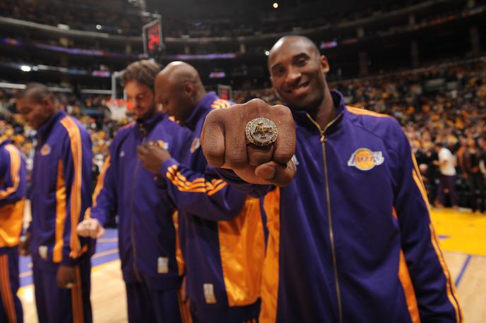 Kobe Bryant prstan | Najzanimivejše poudarke iz življenja Kobeja Bryanta smo zbrali v 24 elinej. Zakaj ravno 24? Ker je bila to številka, ki je zaznamovala večji del njegove košarkarske kariere.  | Foto Getty Images