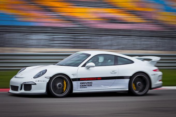 Najbolj GT3 presneti s količino oprijema, ki ga je v zavoju sposoben ponuditi na sprednji osi. V smer gre kot vodeni izstrelek, povsem brez nihanja in nervoze, nos se potopi v ovinek kot sokol, ko z višine leti na plen. | Foto: Porsche