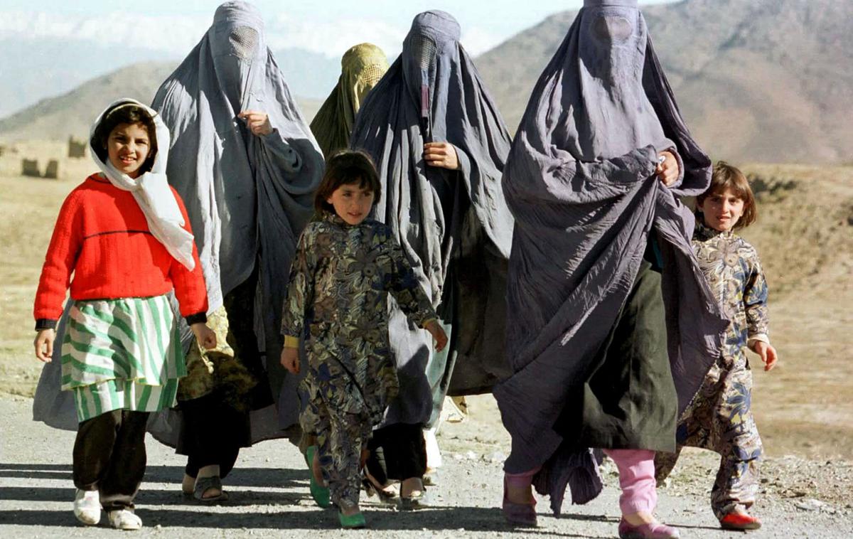 Afganistanke, oblečene v burke | Talibani so od avgusta 2021 sprejeli več kot 40 odlokov, s katerimi si prizadevajo izbrisati ženske iz javnega življenja. Minilo je že 534 dni, odkar najstnice ne smejo v šolo, in 78 dni, odkar je ženskam prepovedan dostop do univerz. | Foto Reuters