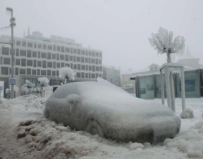 V leden oklep odet avtomobil v Postojni.  | Foto: STA